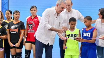 Presidente Abinader y alcalde Ulises Rodríguez entregan renovado techado deportivo