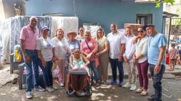 Gobierno entrega ayuda a familias afectadas por incendio en Jarabacoa