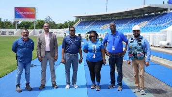 Inician instalación sintético de la pista de atletismo será la más moderna de América