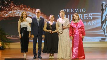 Jatnna Tavárez recibe máximo galardón del Premio Mujeres que Inspiran