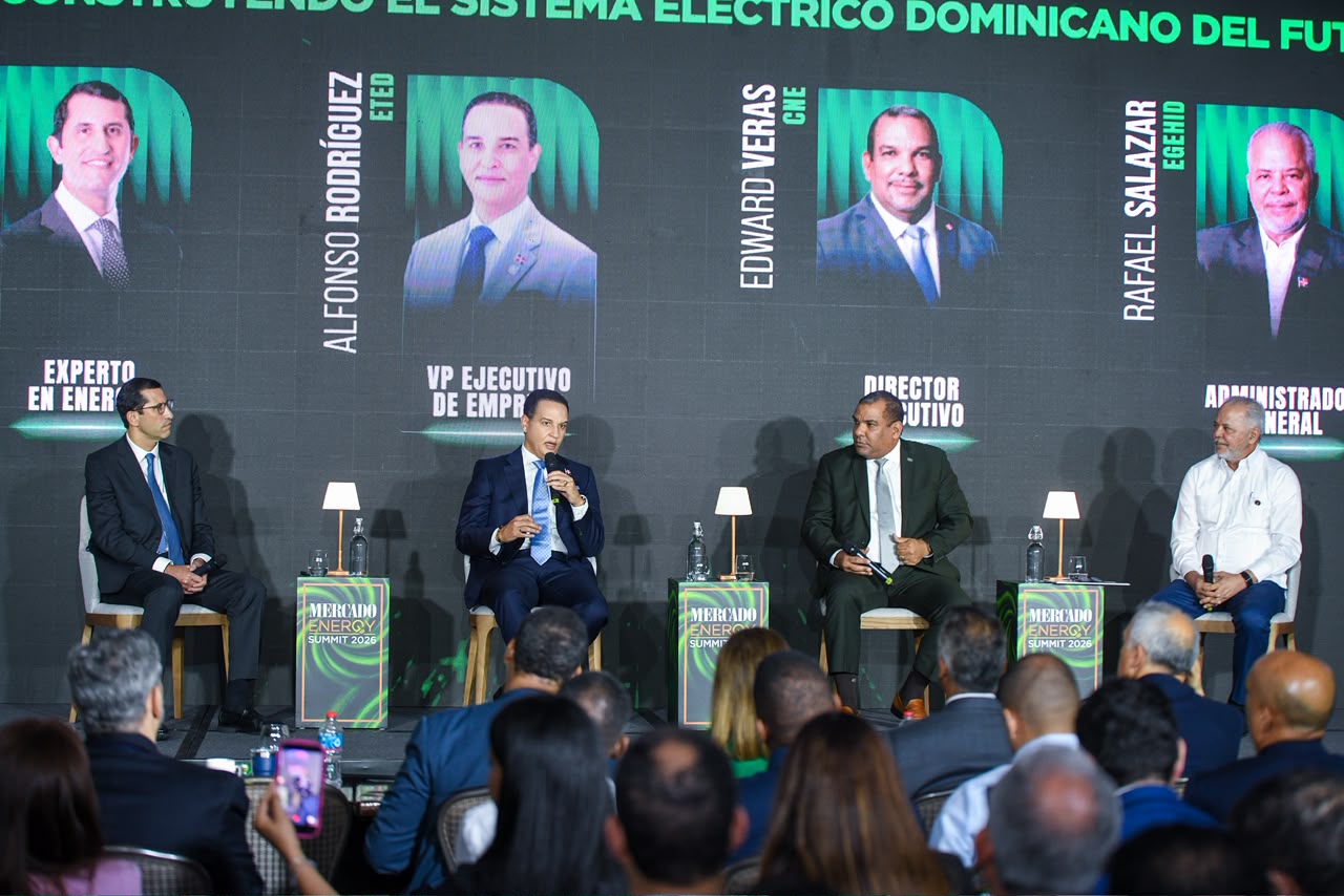 Representantes del sector energético participaron en el panel sobre retos y oportunidades para el desarrollo del sistema eléctrico nacional.