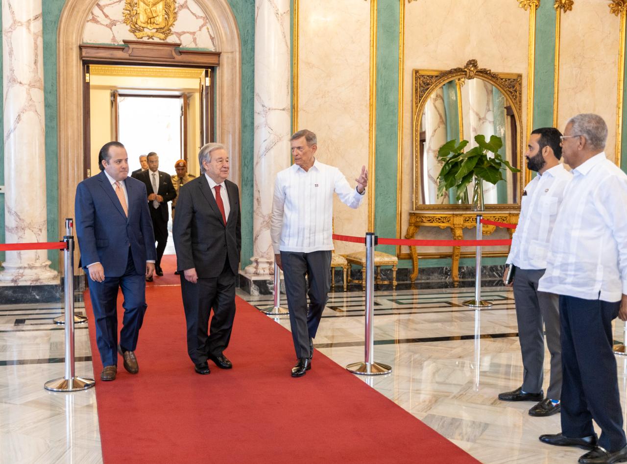 José Ignacio Paliza, António Guterres y Roberto Álvarez, junto a personalidades (Foto: Presidencia)