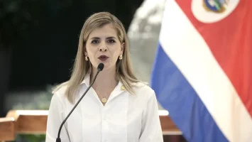 Evacuan a la presidenta de Costa Rica de una gira de campo tras escucharse una explosión