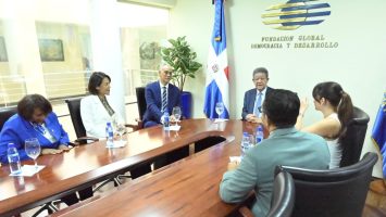 Leonel recibe a presidenta del Parlacen y abordan integración regional y cooperación económica