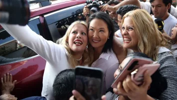 Keiko Fujimori celebra ventaja electoral con simpatizantes mientras el conteo continúa