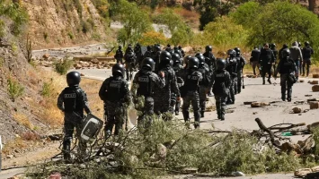 Policías y militares limpian carreteras bloqueadas en el occidente y centro de Bolivia