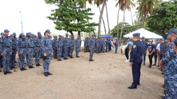 Policía Nacional participa en jornada de limpieza de la playa Fray Antón de Montesinos
