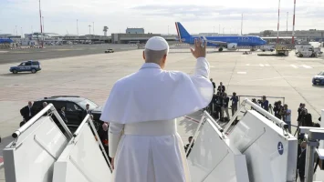 Una incidencia técnica en el avión retrasa la salida del papa del aeropuerto de Tenerife