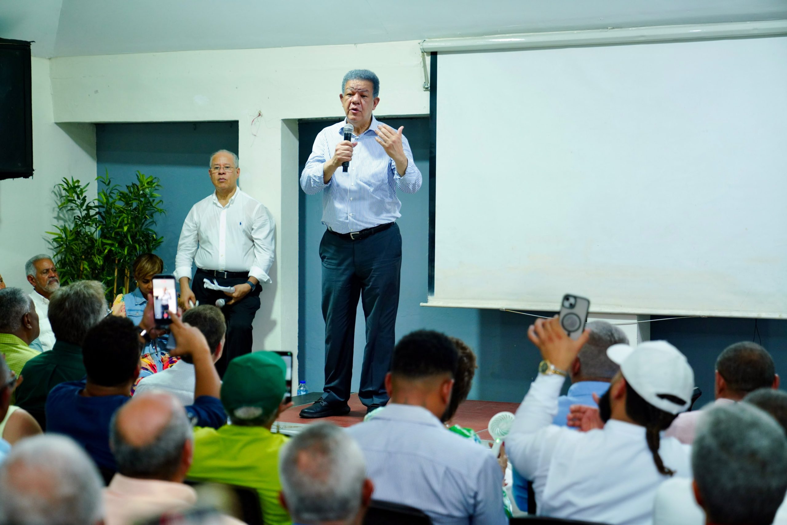 “Que el Gobierno baje la gasolina porque el petróleo bajó de precio”, planteó el expresidente Fernández (5)
