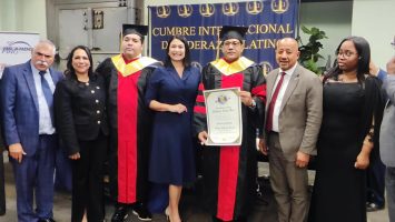 Periodista Salvador Holguín recibe Doctorado Honoris Causa en EEUU por su trayectoria de más de 25 años