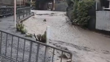 (VIDEO) La tormenta tropical Mekkhala causa daños y cancela más de 200 vuelos en Japón