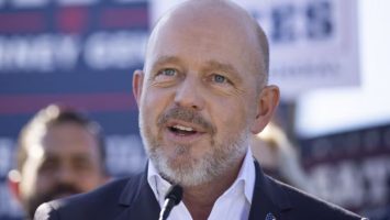 Candidato republicano respaldado por Trump competirá por la gobernación de California