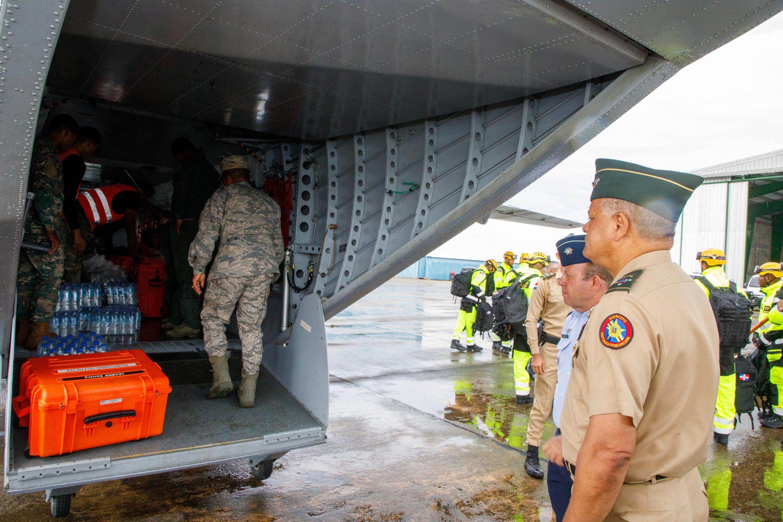 Teniente General Carlos Antonio Fernández Onofre y mayor general piloto Floreal Tarsicio Suárez al supervisar envío de ayuda a Venezuela (Foto: MIDE)