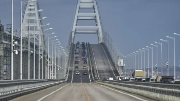 Más de 2,800 autos están varados en puente de Crimea, el mayor atasco de 2026