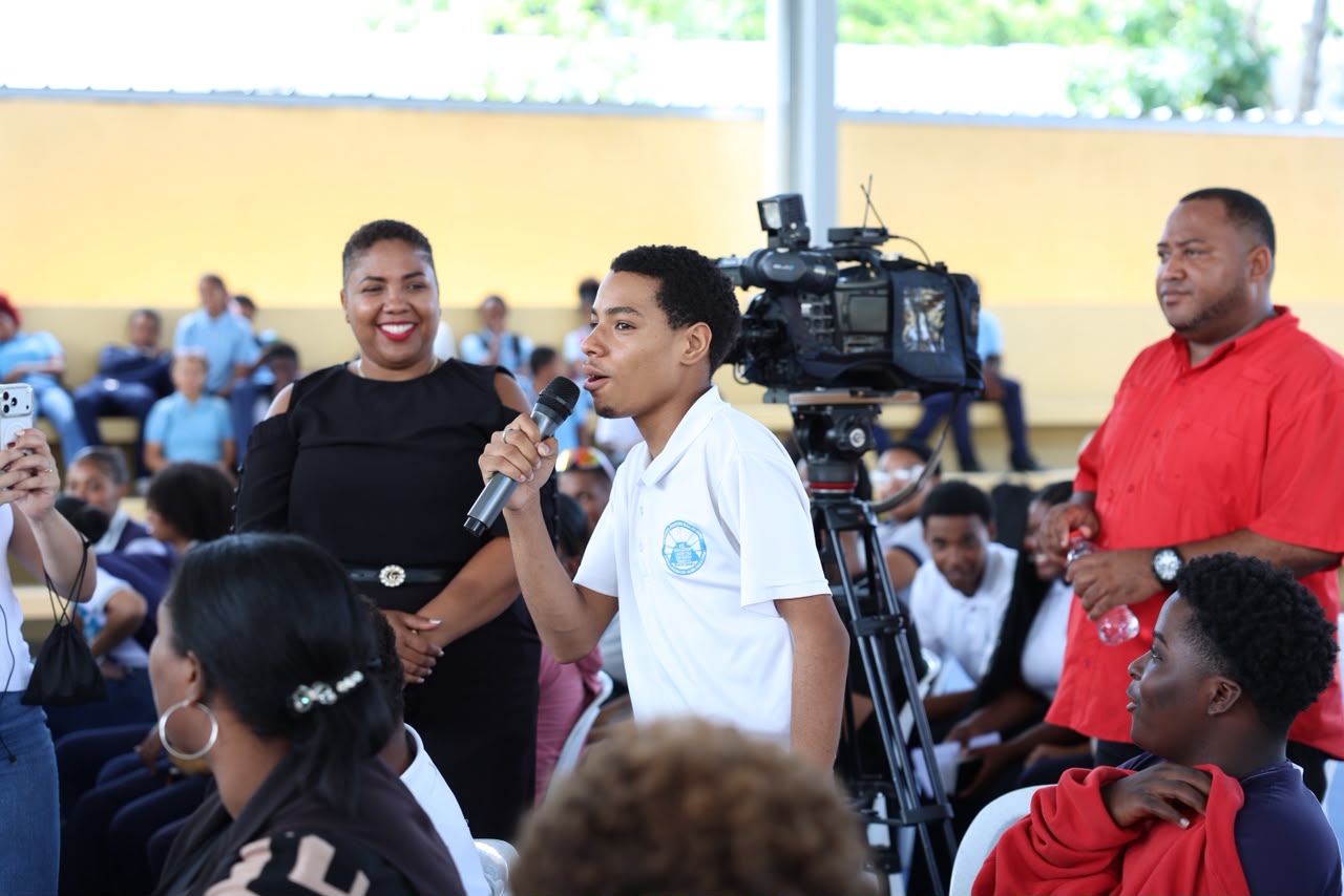 Wellington Arnaud socializa con estudiantes y fuerzas vivas de Boca Chica proyecto de saneamiento del municipio (1)