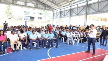 Wellington Arnaud socializa con estudiantes y fuerzas vivas de Boca Chica proyecto de saneamiento del municipio