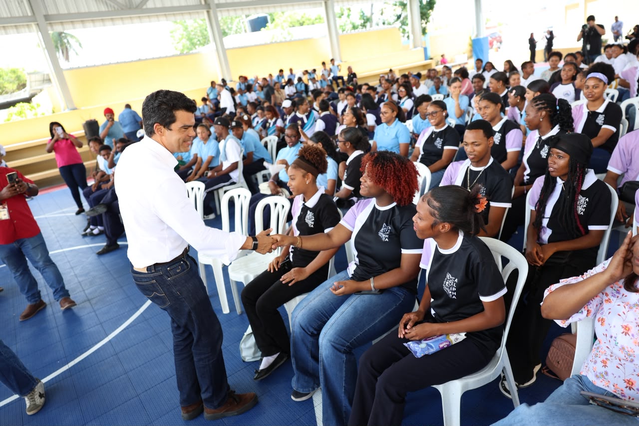 Wellington Arnaud socializa con estudiantes y fuerzas vivas de Boca Chica proyecto de saneamiento del municipio (3)