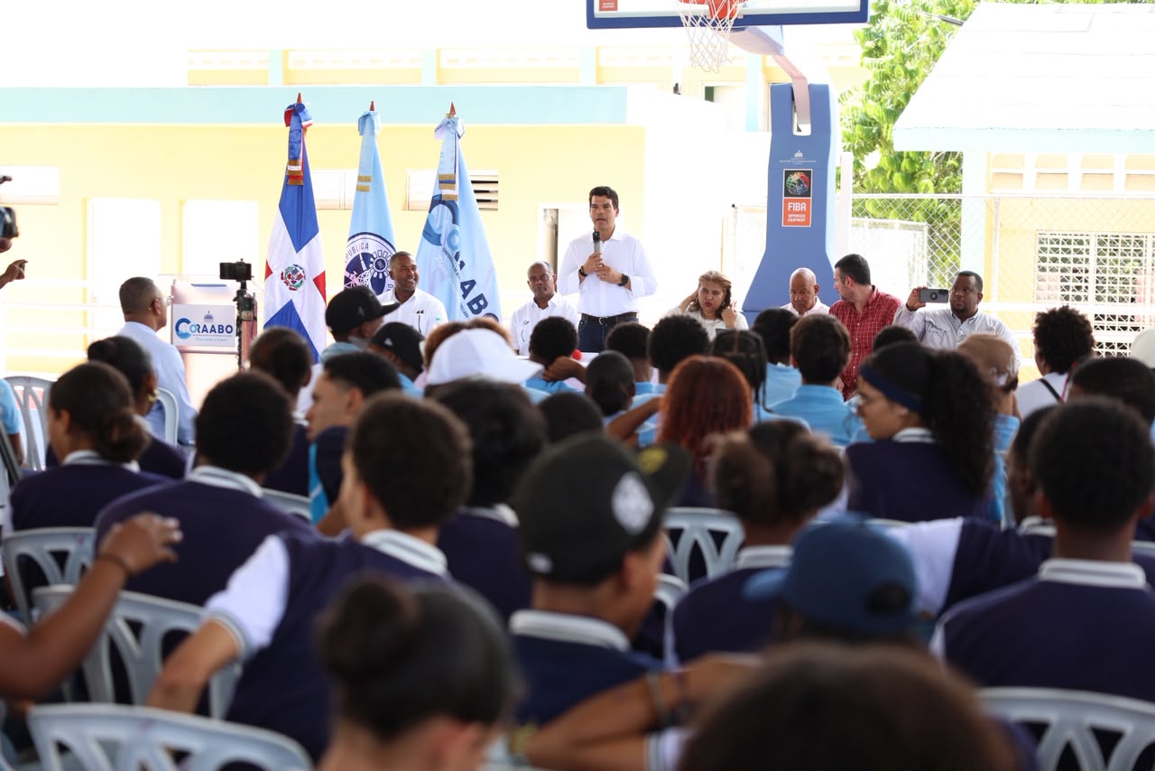 Wellington Arnaud socializa con estudiantes y fuerzas vivas de Boca Chica proyecto de saneamiento del municipio (4)