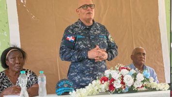 Director regional Sur PN sostiene encuentro con líderes comunitarios en Vicente Noble, Barahona