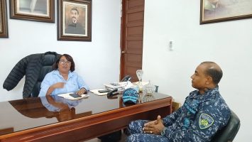 Director Regional Sur de la Policía y gobernadora de Barahona abordan temas de seguridad ciudadana y prevención
