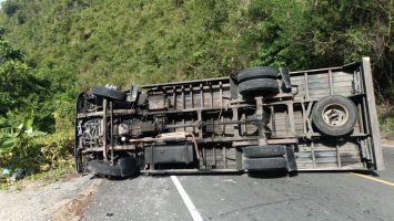 Camión de carga se vuelca en Sánchez, Samaná; no se reportan víctimas