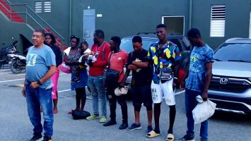 (VIDEO) Detienen conductor de autobús que transportaba a nueve haitianos indocumentados en San Juan