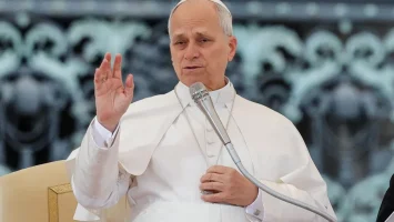 El papa llama al desarme en un libro de sus discursos: «Las armas atómicas no generan paz»