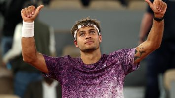 Cobolli rompe su techo en duelo ante Auger-Aliassime en París