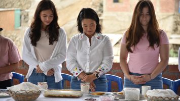 Sánchez desayuna pan con chicharrón y Fujimori tamales antes de votar en comicios de Perú