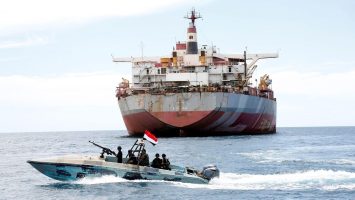 Arabia Saudí enfrenta cerco petrolero en Ormuz y mar Rojo