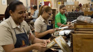 Mujeres mayores de 50 desafían estereotipos laborales