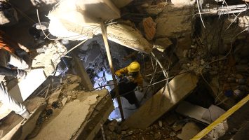 Rescatistas luchan por sacar de escombros a un venezolano vivo siete días después de los terremotos
