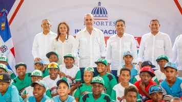 Presidente Luis Abinader y ministro Kelvin Cruz entregan remozado estadio de béisbol en Samaná