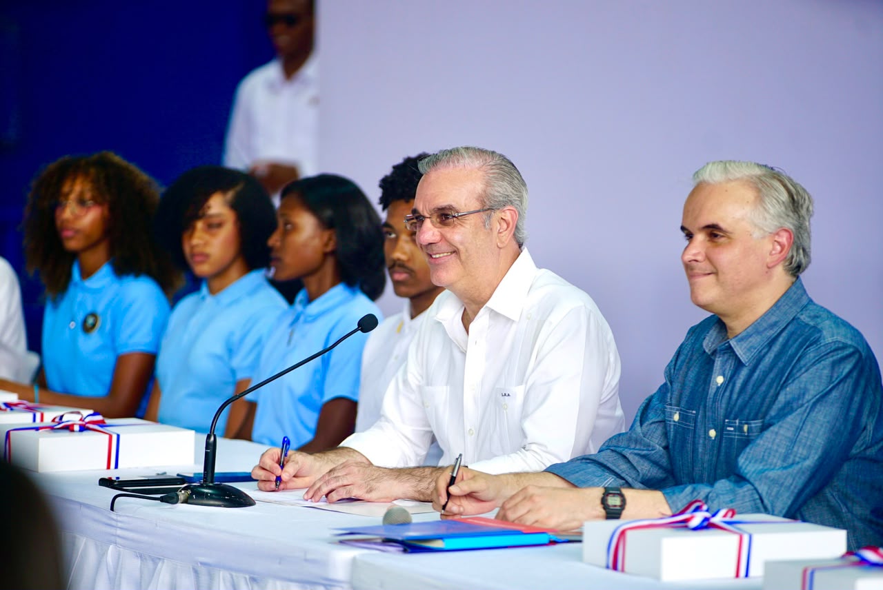 Abinader escucha inquietudes estudiantes de Samaná y anuncia acciones para fortalecer la educación (3)