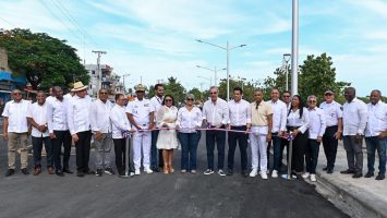 Abinader y Collado entregan remozada playa El Faro en SPM con inversión de RD$67 millones