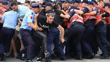Protestan en Albania contra proyecto de resort vinculado a los Trump