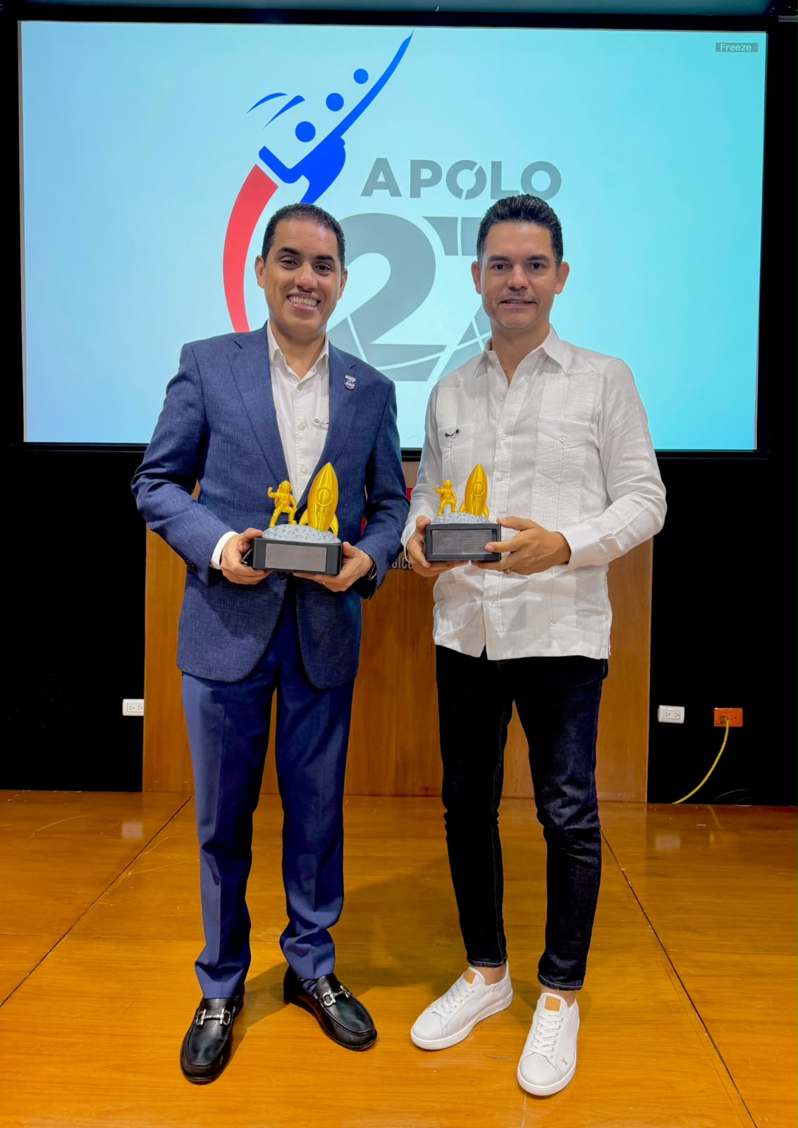 Camilo Then junto a personalidades al recibir reconocimiento (Foto Intec) (2)