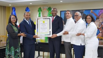 Cooeprouasd reconoce al rector Editrudis Beltrán por su respaldo al cooperativismo universitario