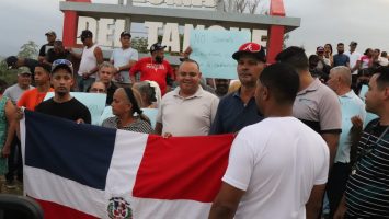 Moradores de Loma del Tanque protestan y exigen reparar carretera hacia Monción