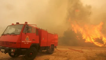 Tragedia en el Mediterráneo: Tres Bomberos Pierden la Vida Mientras Grecia Lucha Contra Incendios y Europa Enfrenta su Verano Más Ardiente
