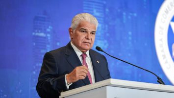 El presidente de Panamá aterriza en Perú para asistir a la investidura de Keiko Fujimori
