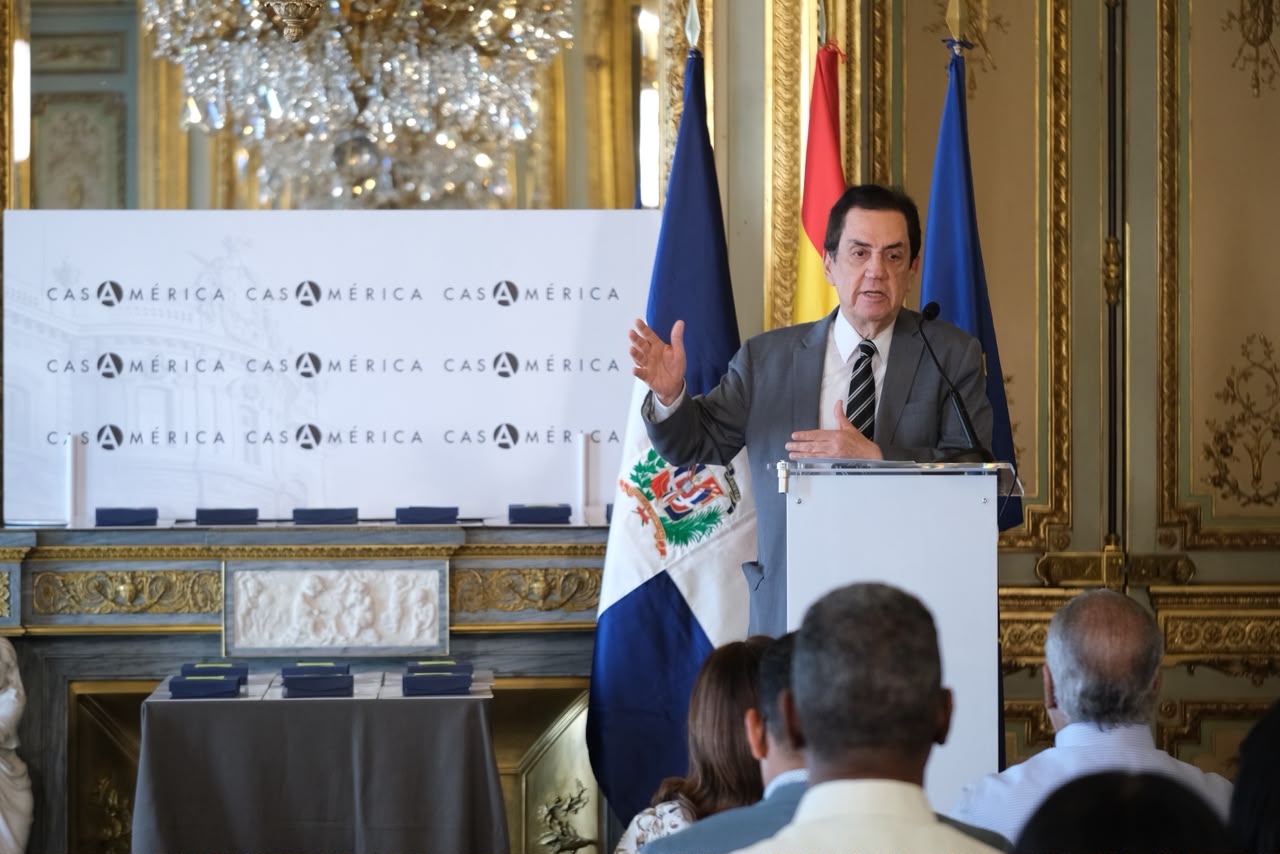 Embajada dominicana en España reconoce a 10 estudiantes con Premio al Mérito Escolar 2026 (1)