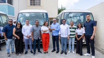 Gobierno entrega cuatro autobuses para fortalecer el transporte estudiantil en Duarte