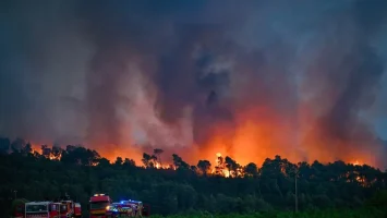 Incendio arrasa bahía turística y obliga a evacuar miles en Francia