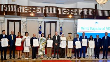 Gobierno resalta valor del maestro con premios en educación básica, secundaria y universitaria