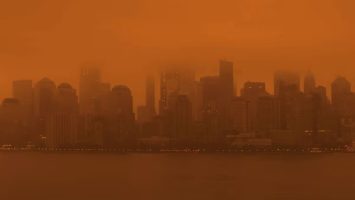 Humo de incendios forestales de Canadá arropa área triestatal; dominicanos alarmados en NYC