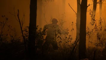 Francia confía en consolidar control del megaincendio tras mejora del tiempo