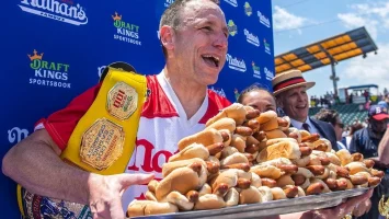 Hombre devora 66 ‘hot dogs’ en 10 minutos en tradicional concurso de Nueva York