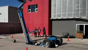 La caída de una grúa de un piso 42 a un inmueble causa graves daños materiales en Paraguay