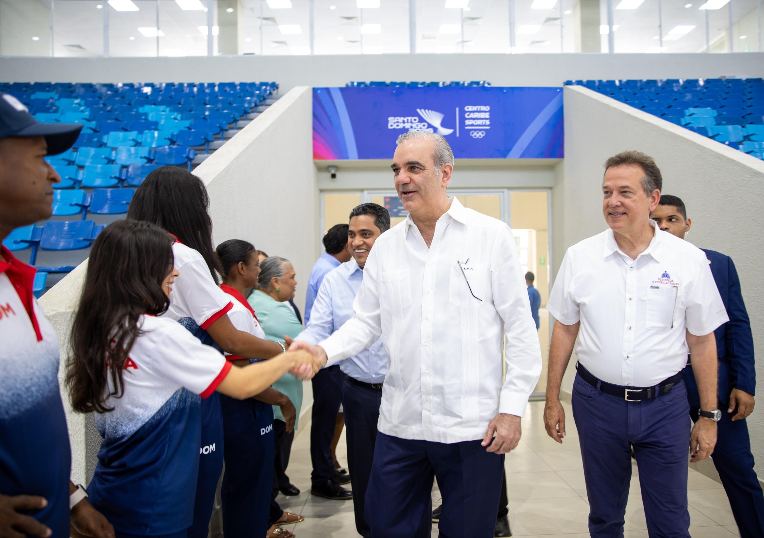 Luis Abinader y Víctor- Ito- Bisonó, junto a personalidades (Foto Presidencia) (2)
